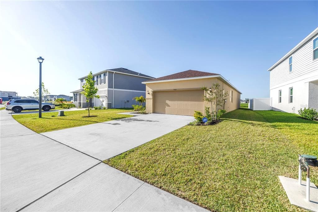 9335 SANDY BLUFFS CIRCLE PARRISH, FL 34219