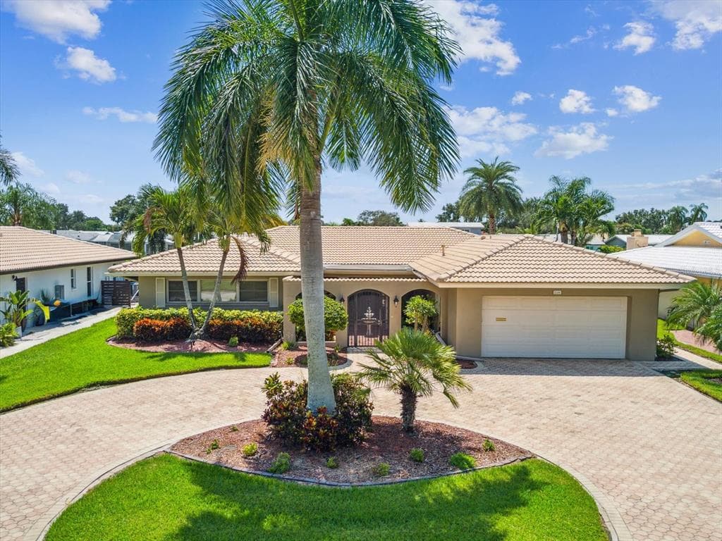 2044 MICHIGAN AVENUE NE ST PETERSBURG, FL 33703