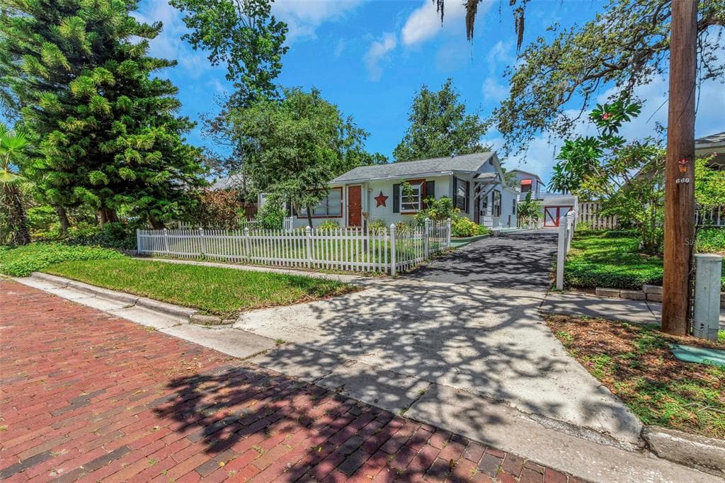 646 WOOD STREET DUNEDIN, FL 34698