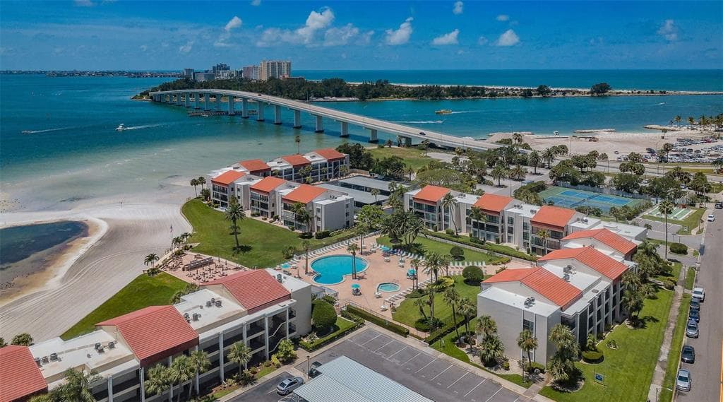 865 S GULFVIEW BOULEVARD UNIT 202 CLEARWATER BEACH, FL 33767