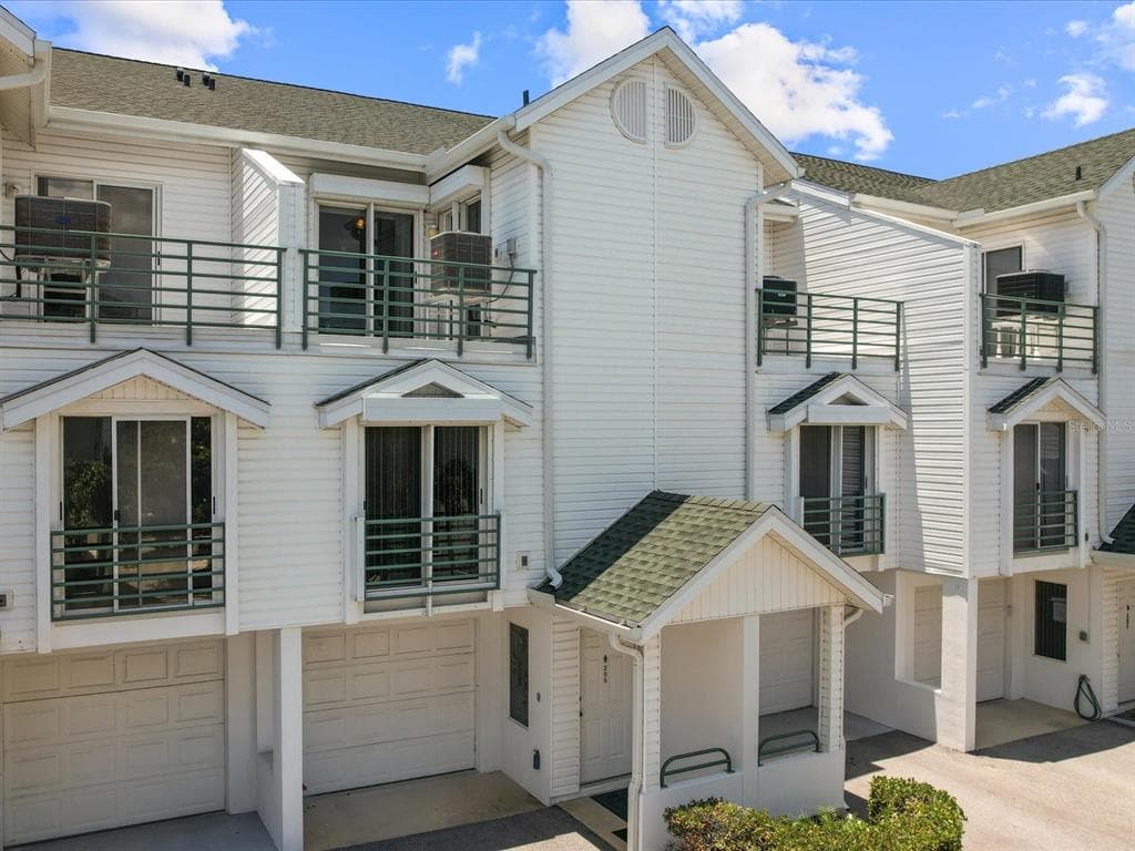 320 ISLAND WAY UNIT 205 CLEARWATER BEACH, FL 33767