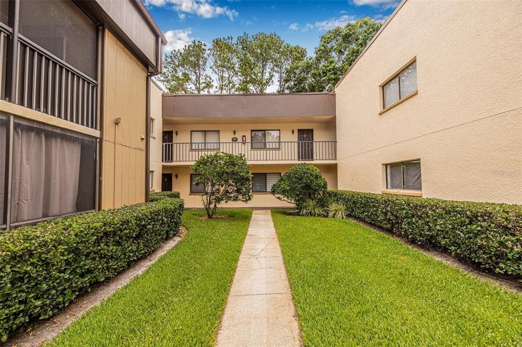 11816 RAINTREE LAKE LANE UNIT B TAMPA, FL 33617