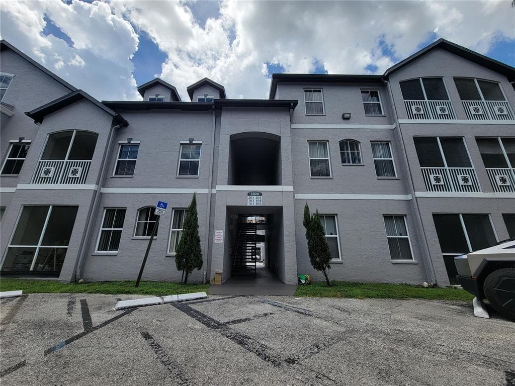 5020 SUNRIDGE PALMS DRIVE UNIT 201 TAMPA, FL 33617