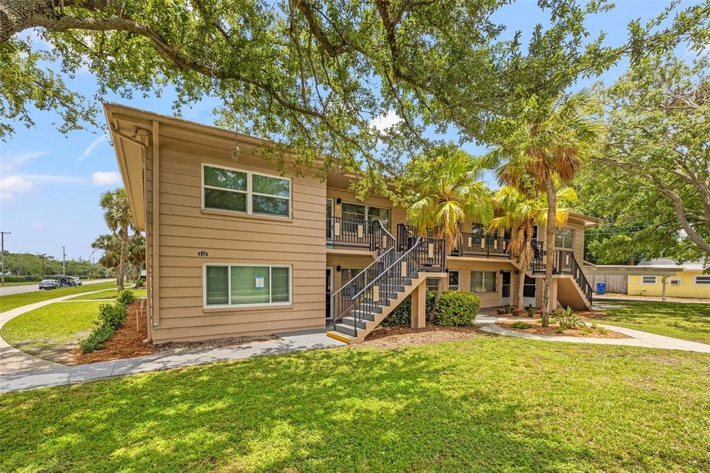 232 36TH AVENUE N UNIT 202C ST PETERSBURG, FL 33704