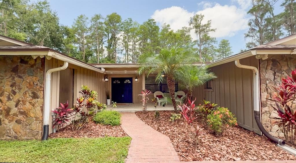 1025 READING RD LUTZ, FL 33558