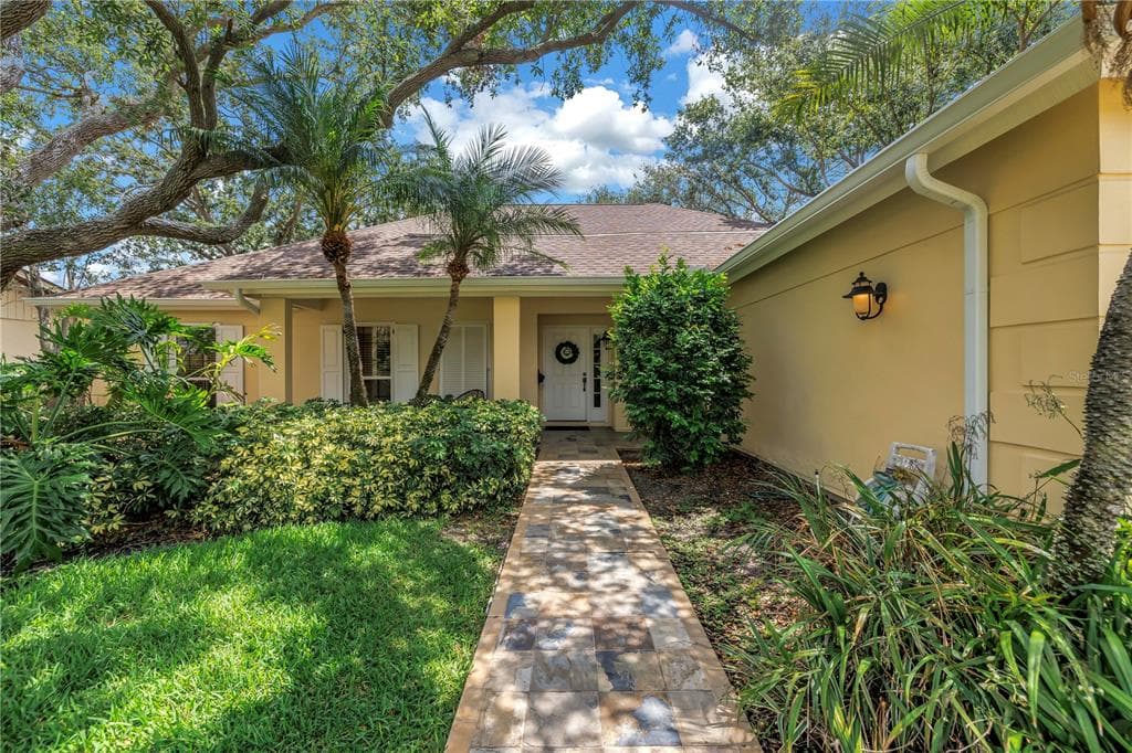 8127 SIQUITA DRIVE NE ST PETERSBURG, FL 33702
