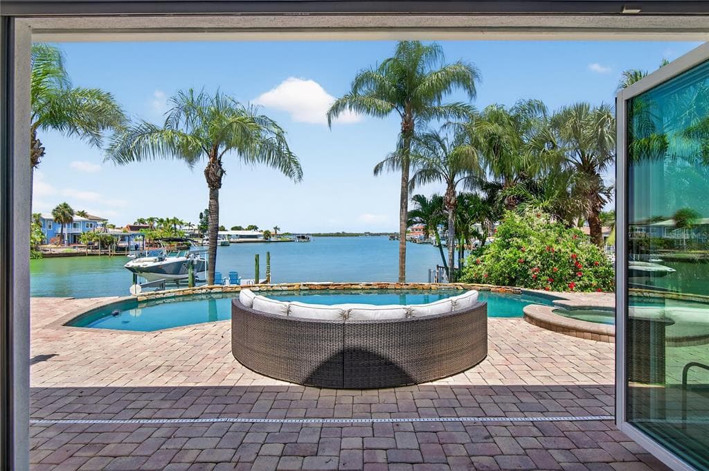 511 ISLAND WAY CLEARWATER BEACH, FL 33767