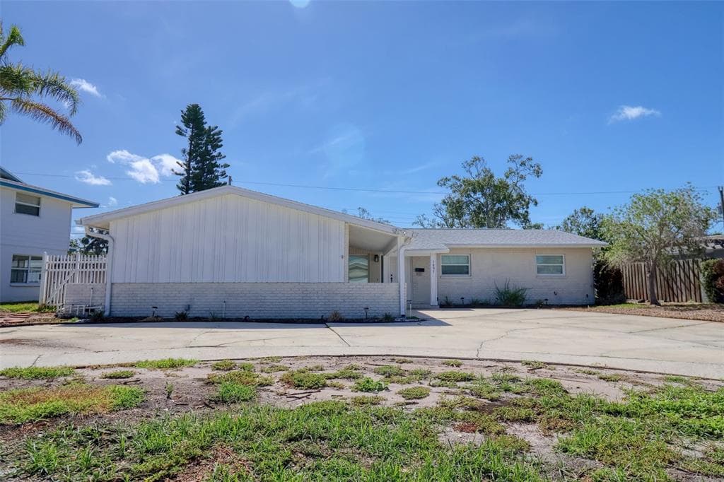 1897 DOLPHIN BOULEVARD S ST PETERSBURG, FL 33707