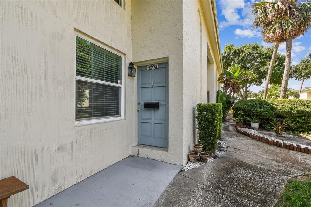 4506 LA CAPRI COURT TAMPA, FL 33611