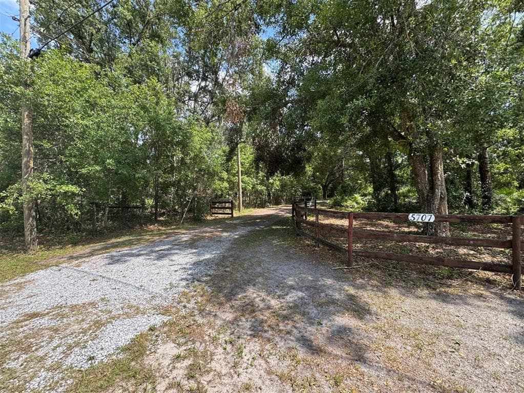 5707 KELLY ROAD PLANT CITY, FL 33565