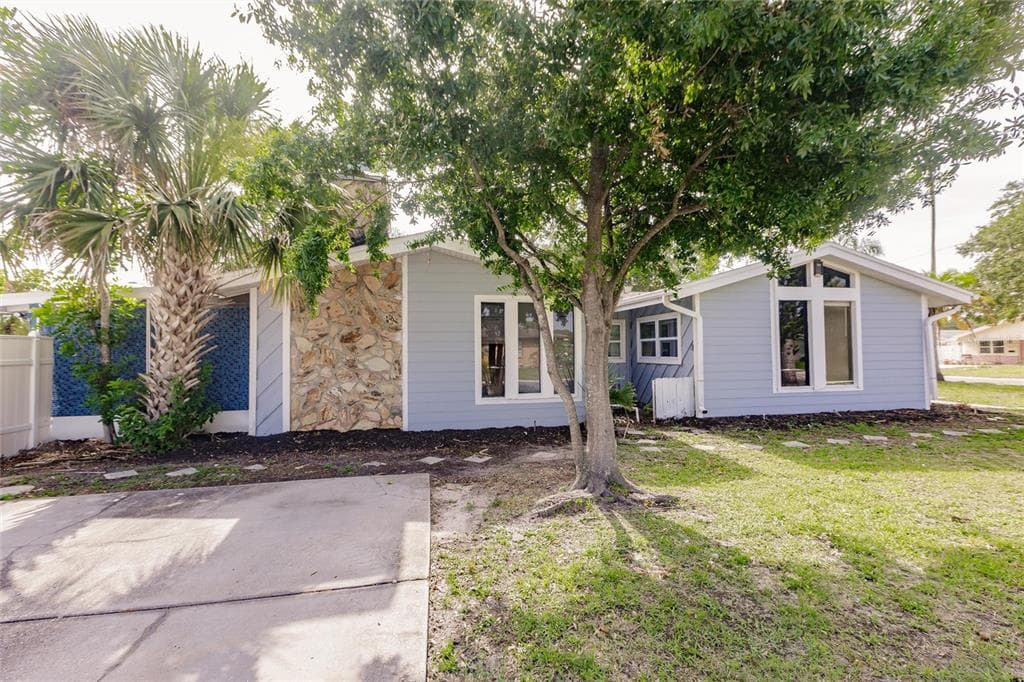 647 74TH AVENUE N ST PETERSBURG, FL 33702