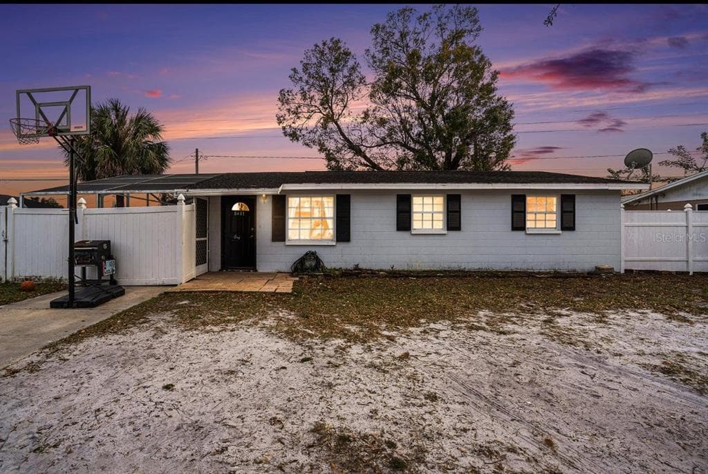 8401 PINEWOOD STREET TAMPA, FL 33615