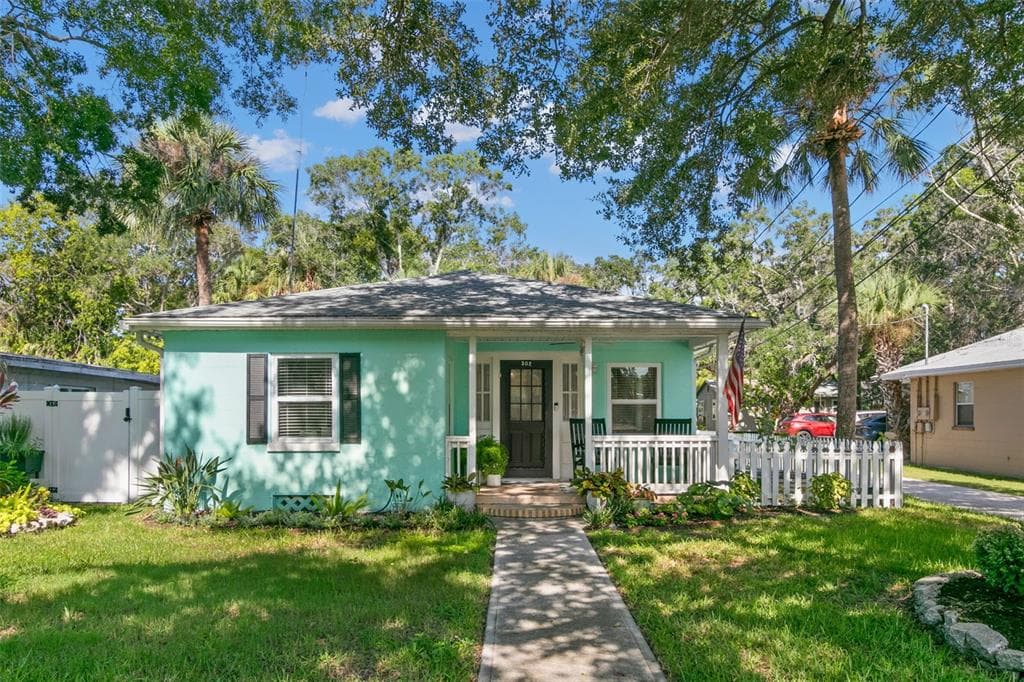 302 BANANA STREET TARPON SPRINGS, FL 34689