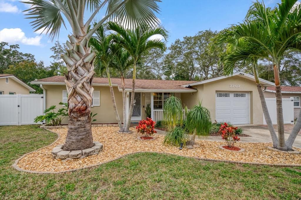 2202 LAUREN DR LARGO, FL 33774