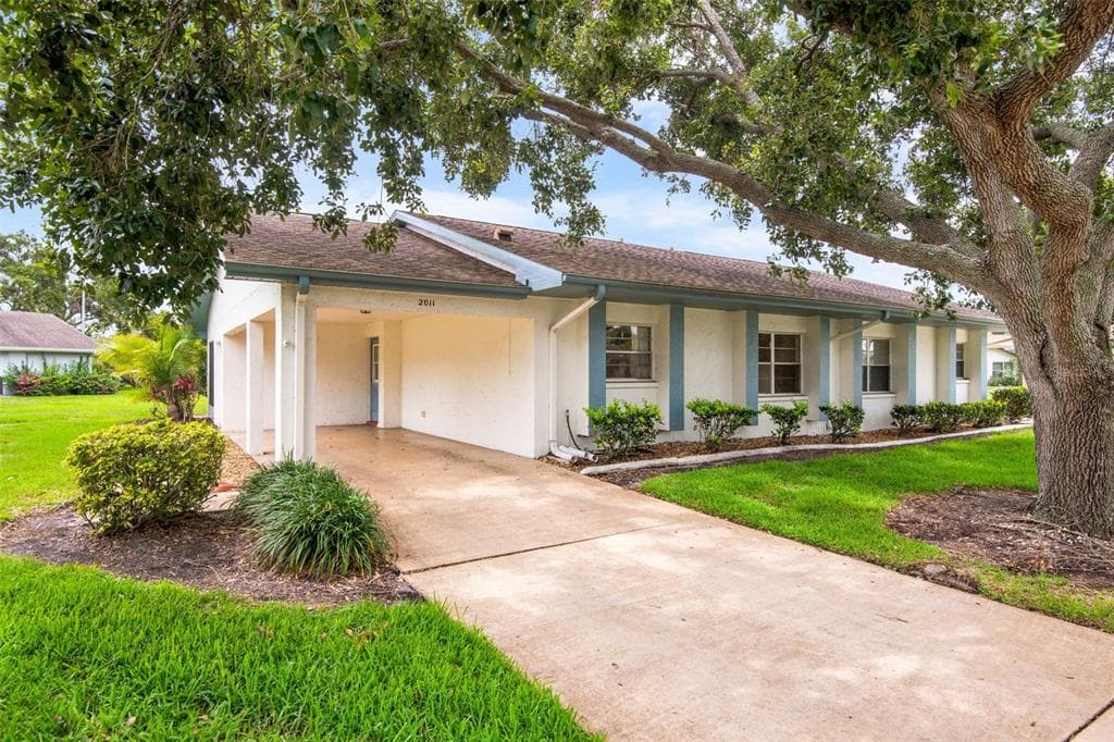 2011 HADRIAN COURT UNIT 2011 SUN CITY CENTER, FL 33573
