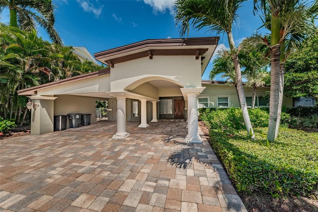 52 N PINE CIRCLE BELLEAIR, FL 33756