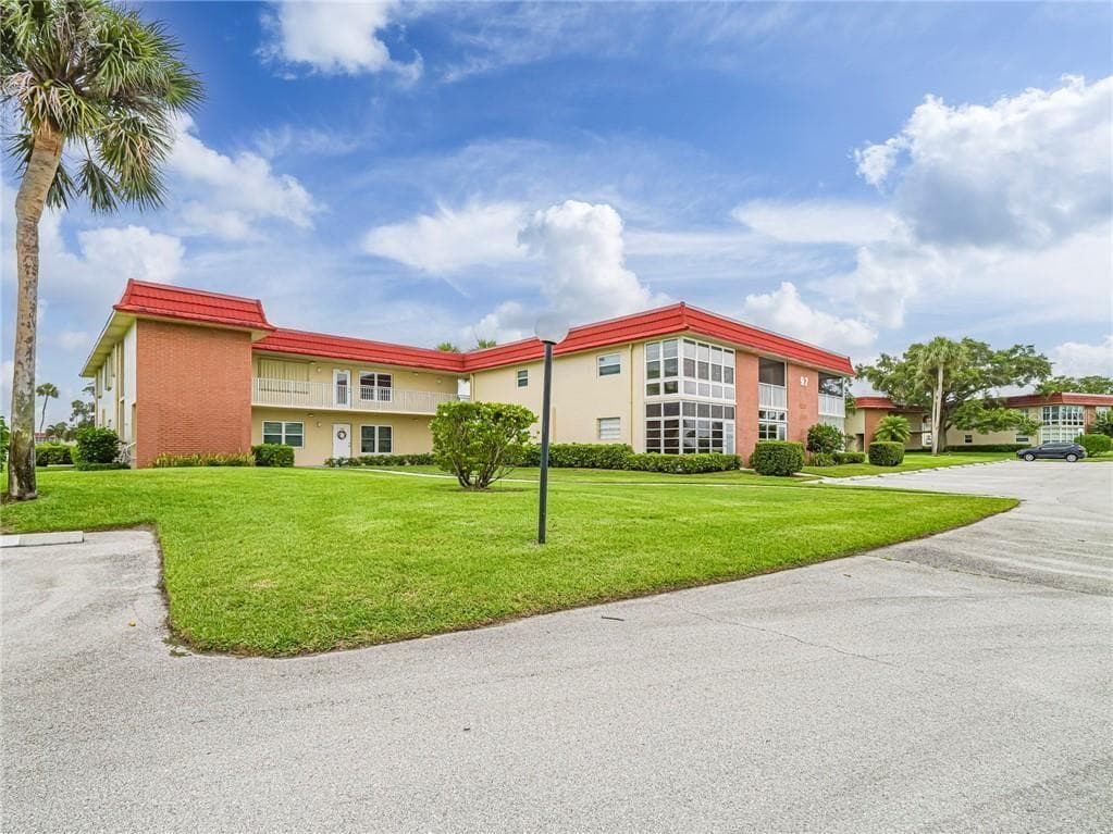 97 SPRING LAKE DRIVE UNIT 104
