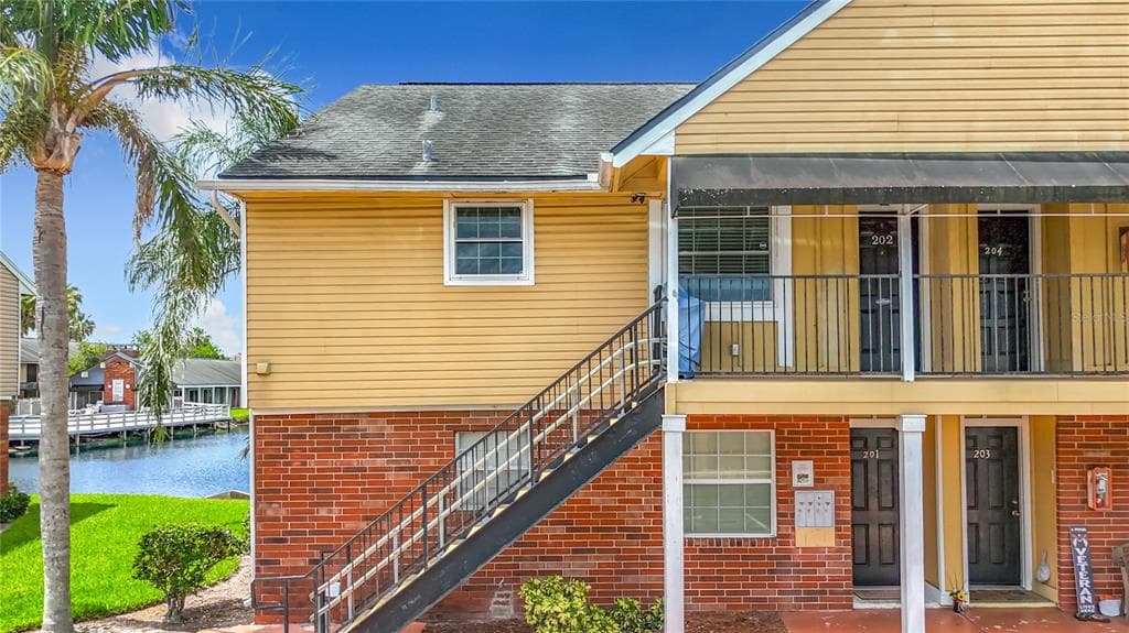200 COUNTRY CLUB DRIVE UNIT 202 LARGO, FL 33771