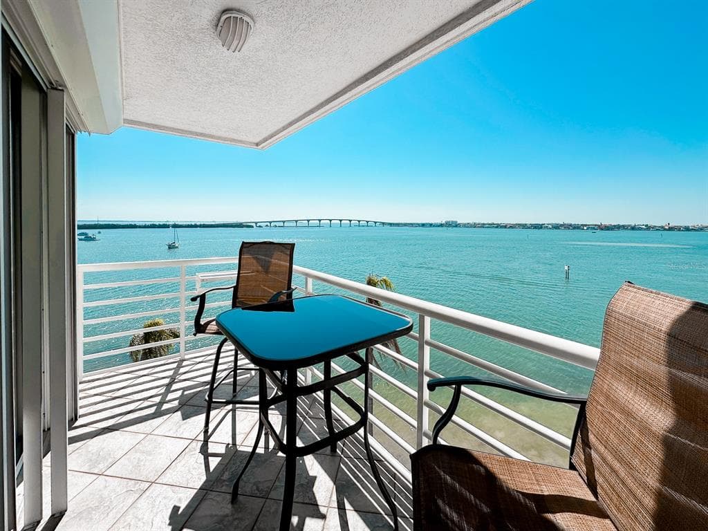 6105 BAHIA DEL MAR CIRCLE UNIT 682 ST PETERSBURG, FL 33715