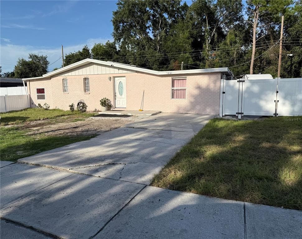 5601 GOLDEN DRIVE TAMPA, FL 33634