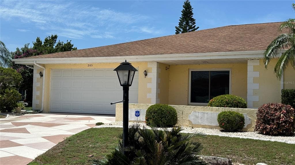 205 STRONG BOW COURT SUN CITY CENTER, FL 33573