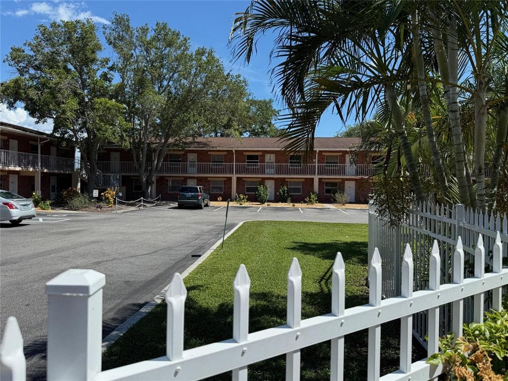 3301 58TH AVENUE S UNIT 611 ST PETERSBURG, FL 33712