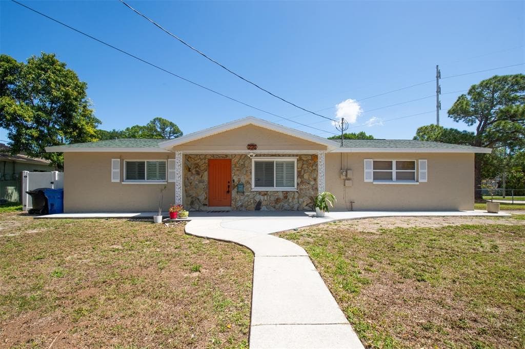208 NE LINCOLN CIRCLE N ST PETERSBURG, FL 33702