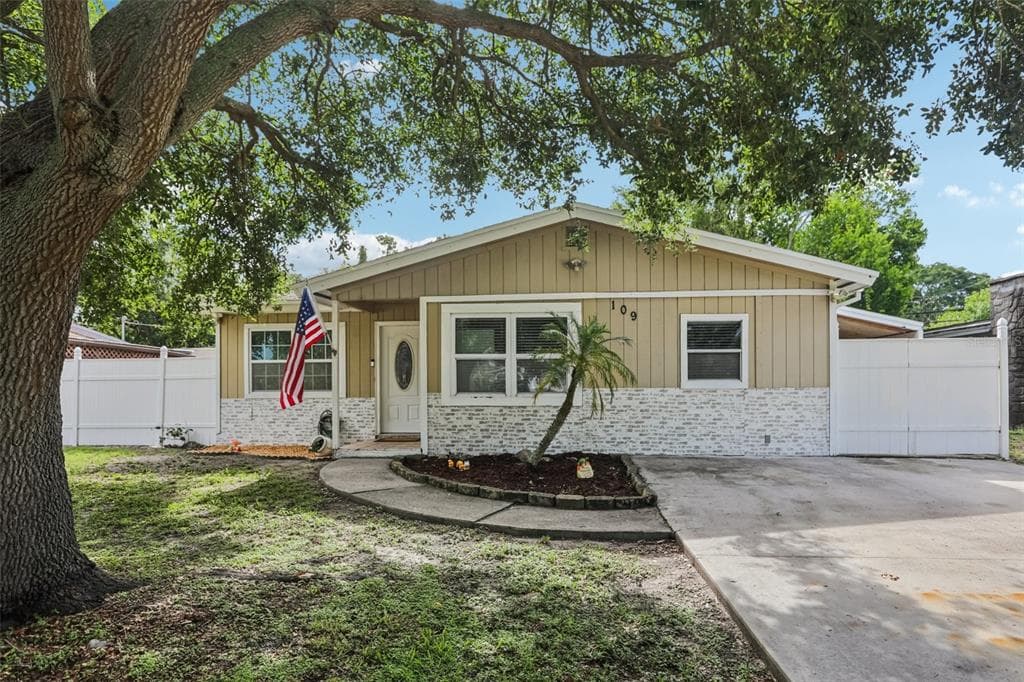 109 EMERALD LANE LARGO, FL 33771
