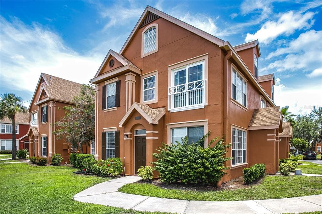 10520 WHITE LAKE COURT UNIT 10520 TAMPA, FL 33626