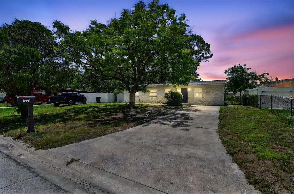 7704 TANGLEWOOD LANE TAMPA, FL 33615