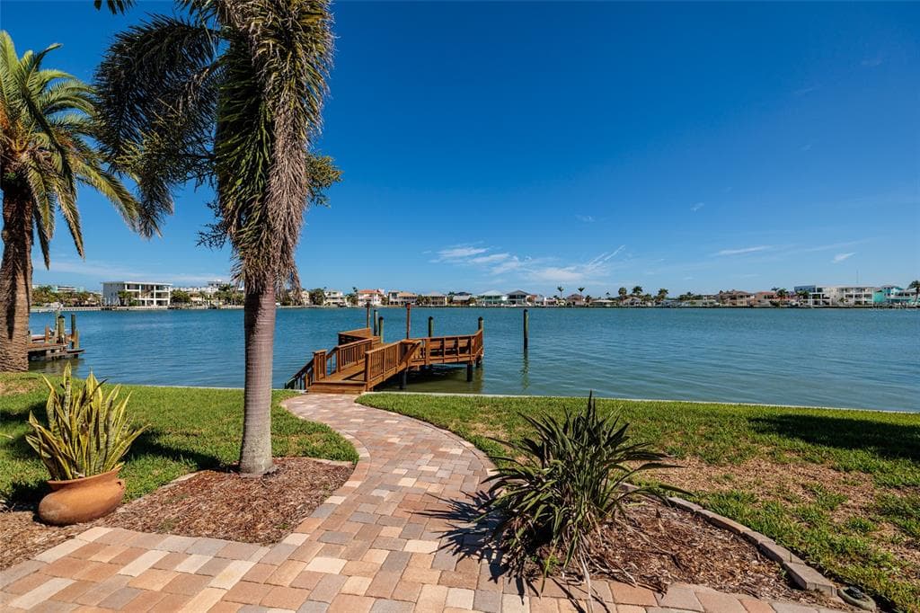 208 BATH CLUB BOULEVARD N NORTH REDINGTON BEACH, FL 33708