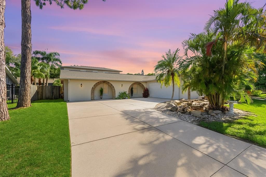 218 N BAY HILLS BOULEVARD SAFETY HARBOR, FL 34695