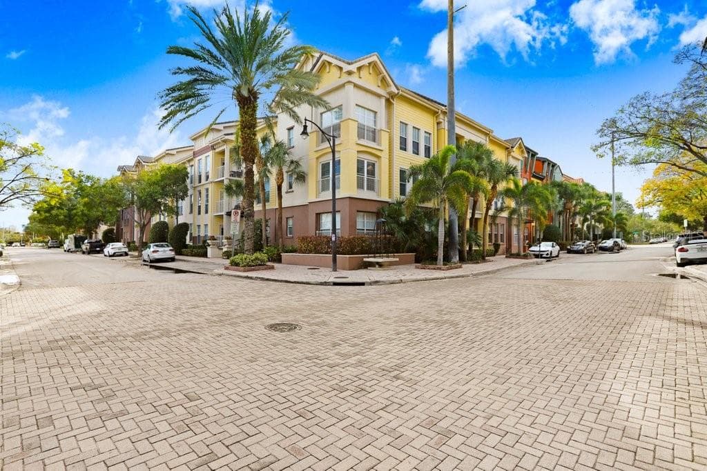 2440 W HORATIO STREET UNIT 1012 TAMPA, FL 33609
