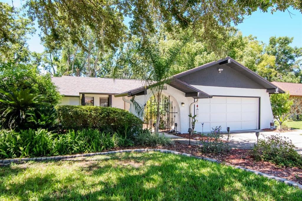 23924 FOREST PLACE LAND O LAKES, FL 34639