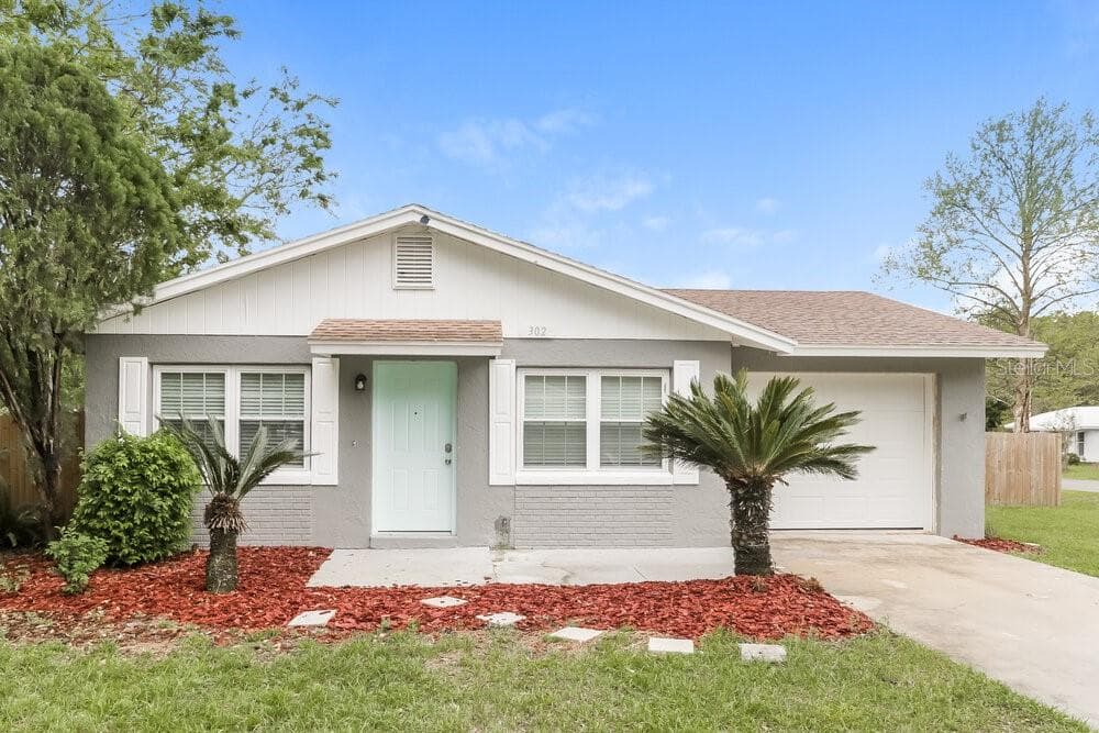 302 W PRIMROSE LANE LADY LAKE, FL 32159