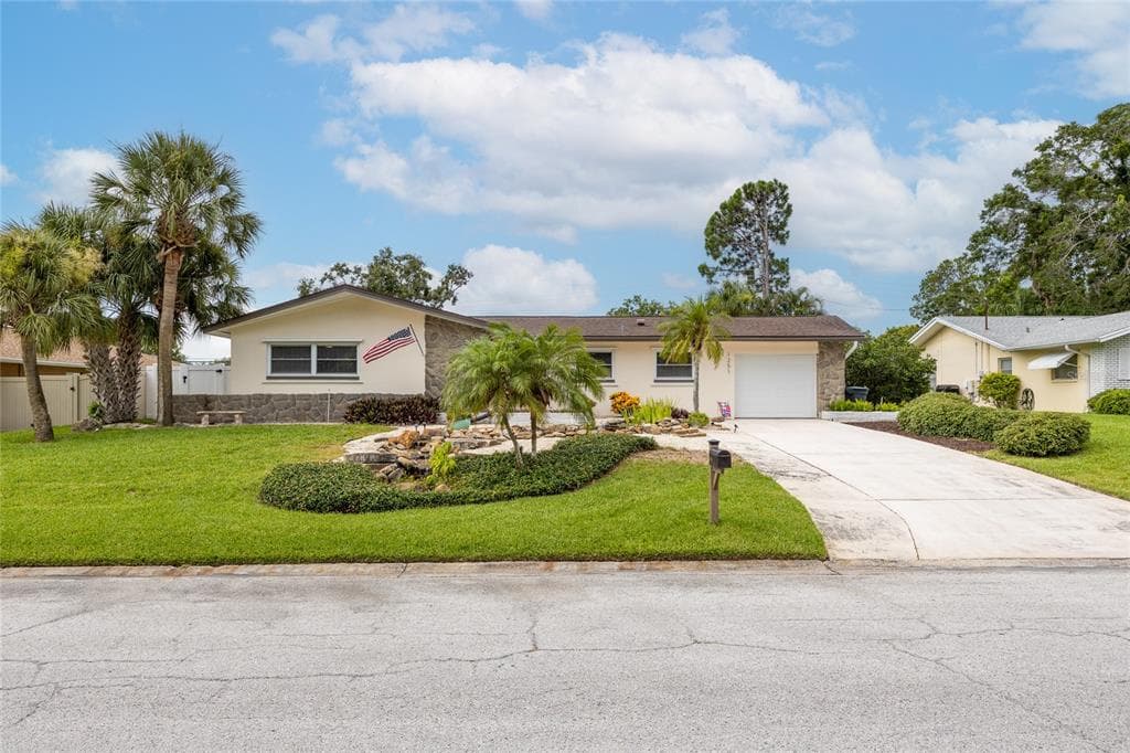 1251 FAIRWAY DR DUNEDIN, FL 34698