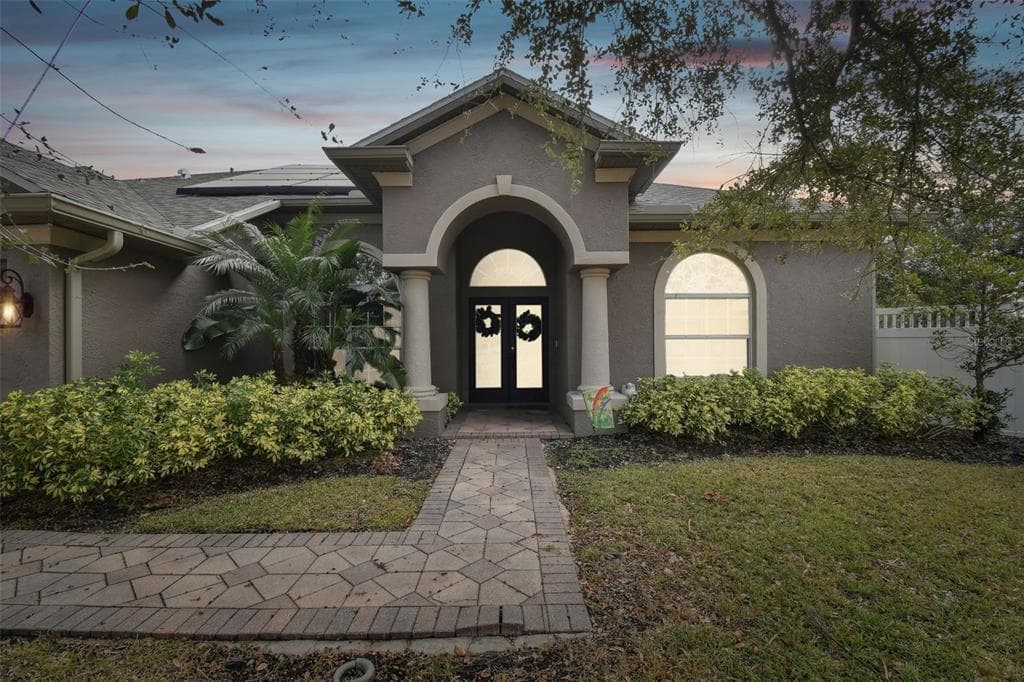 609 SALT LAKE DRIVE TARPON SPRINGS, FL 34689