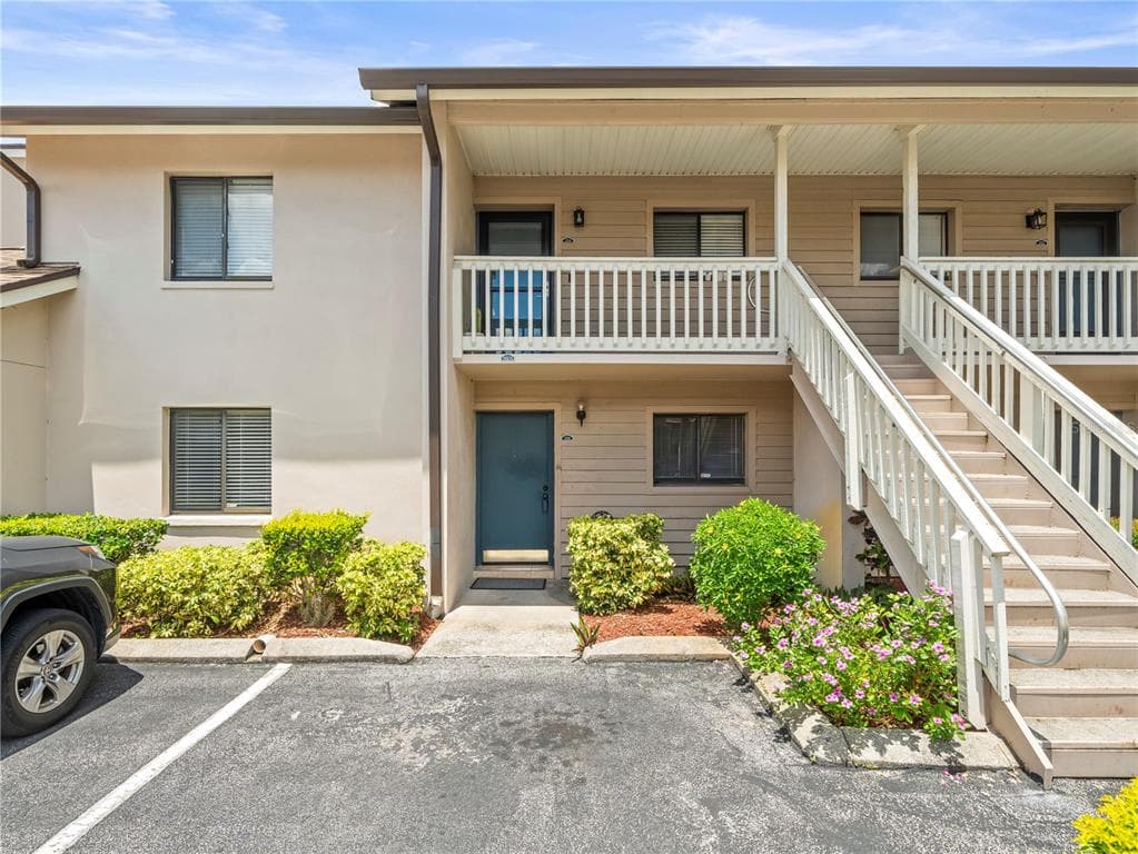 9804 LOMBARD COURT UNIT 104 TAMPA, FL 33618