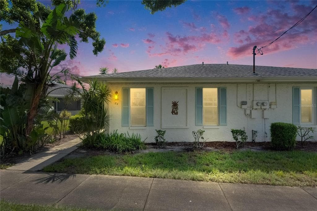 1903 CANTERBURY LANE UNIT B24 SUN CITY CENTER, FL 33573
