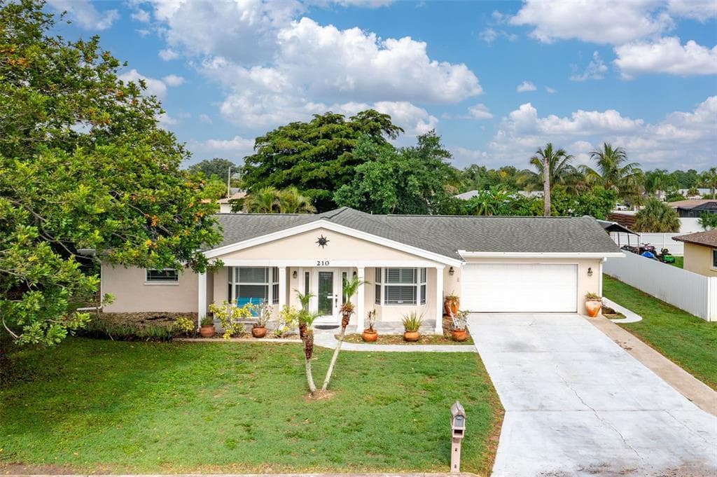 210 JAYVIEW AVENUE LEHIGH ACRES, FL 33936