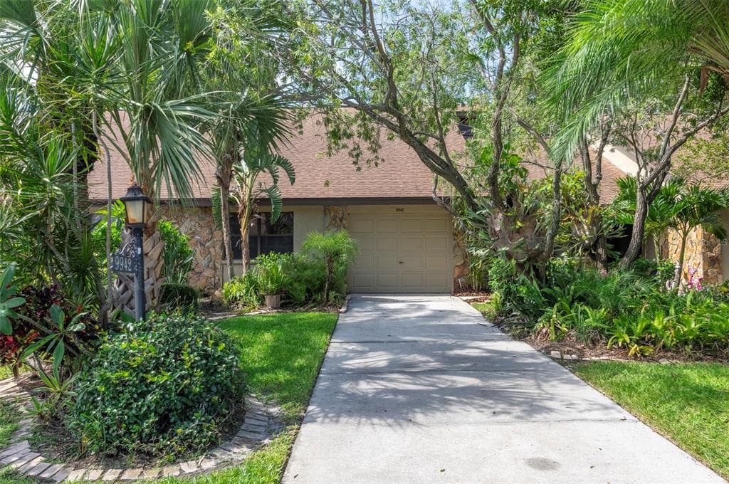 9942 LAKE SEMINOLE DRIVE W LARGO, FL 33773