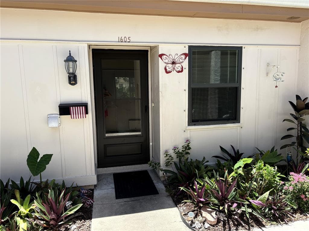 1605 MISSION HILLS BOULEVARD UNIT D5 CLEARWATER, FL 33759