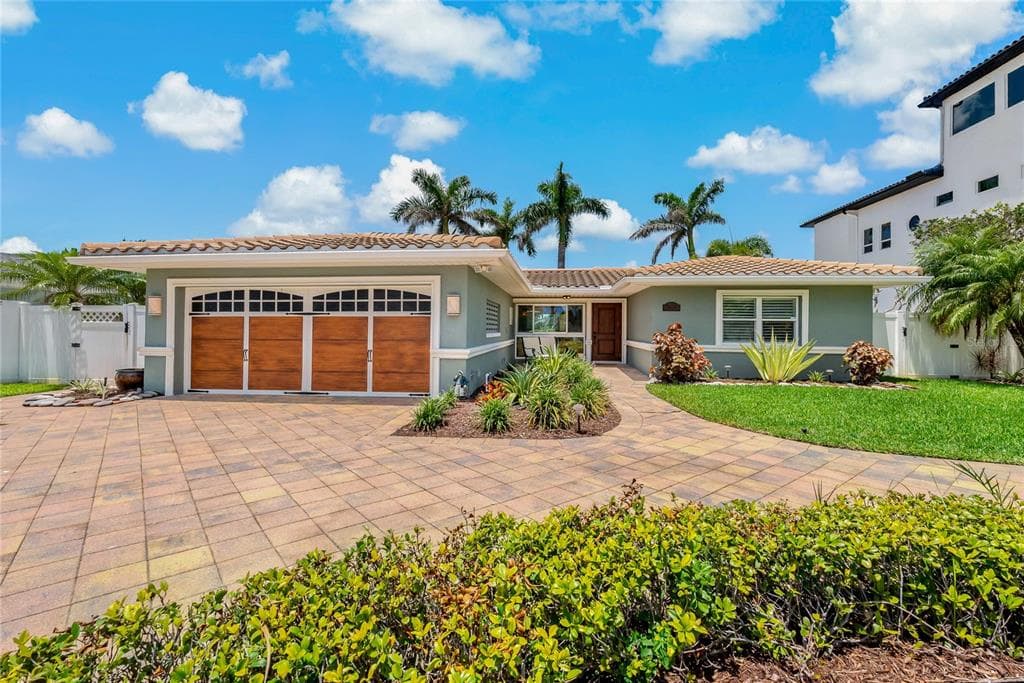 10124 YACHT CLUB DR TREASURE ISLAND, FL 33706