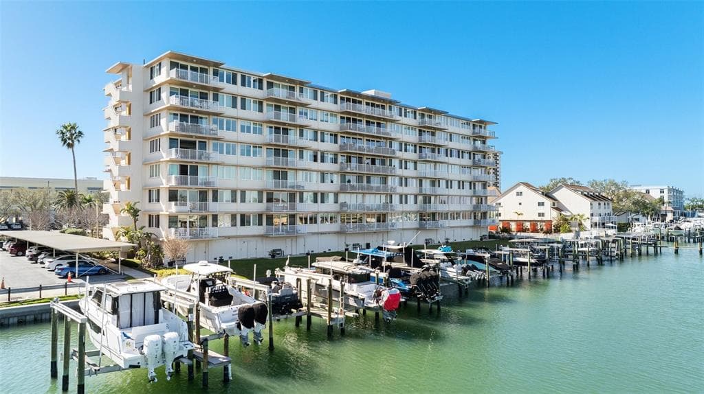 223 ISLAND WAY UNIT 2C CLEARWATER BEACH, FL 33767