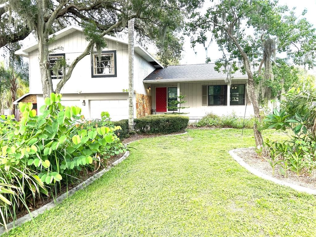 945 COLLEGE HILL DRIVE