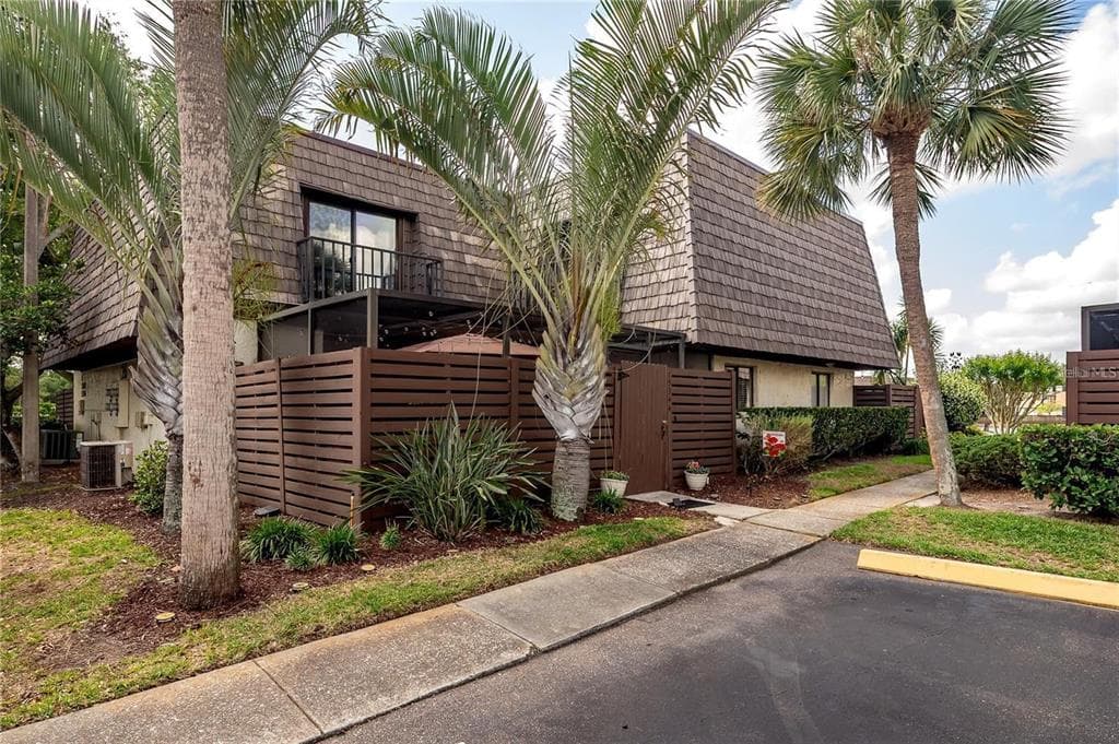 15344 E POND WOODS DRIVE TAMPA, FL 33618
