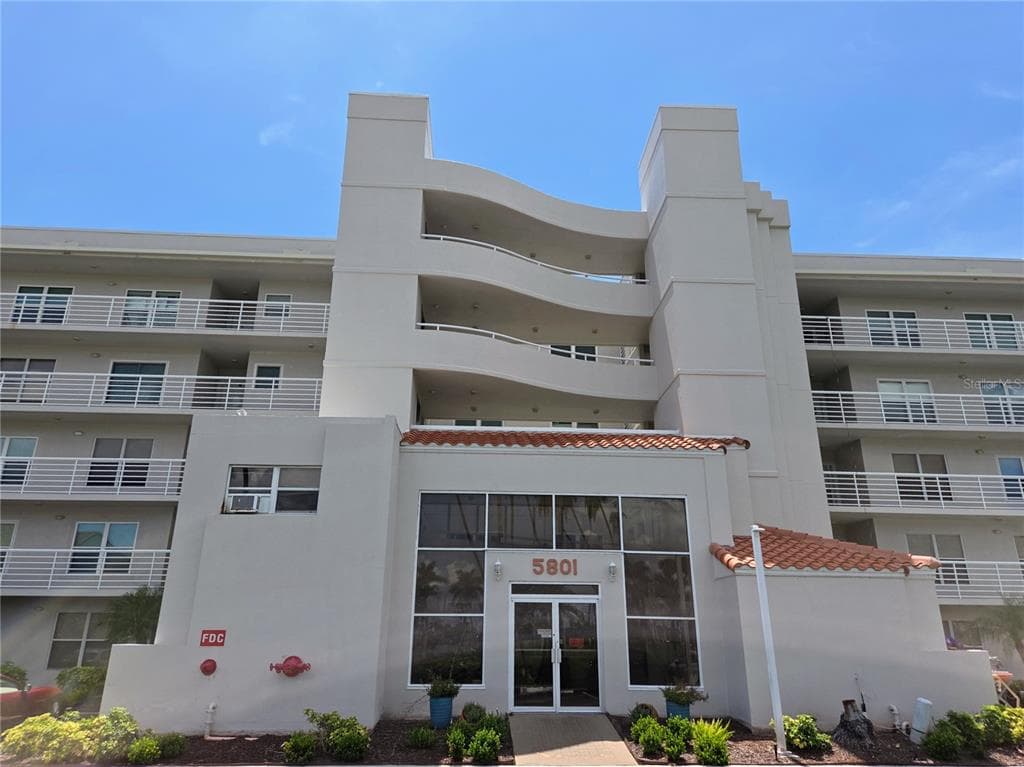 5801 BAHIA DEL MAR CIRCLE UNIT 113 ST PETERSBURG, FL 33715