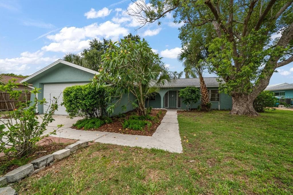 911 SAGO PALM WAY WAY APOLLO BEACH, FL 33572