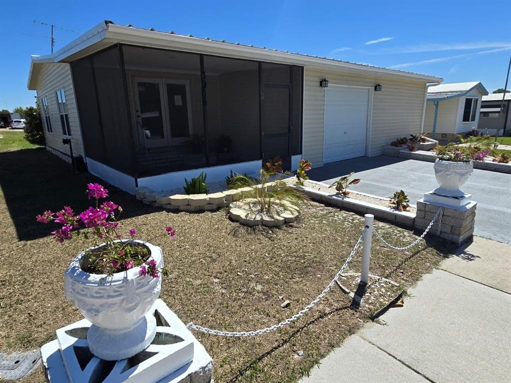 3906 SARAH DRIVE WESLEY CHAPEL, FL 33543