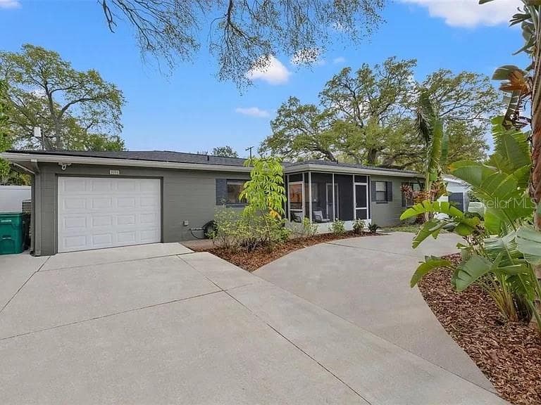8318 40TH PLACE N ST PETERSBURG, FL 33709